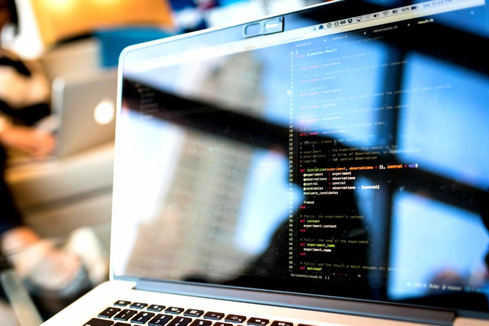 Vrienden die samen genieten van sociale casino games